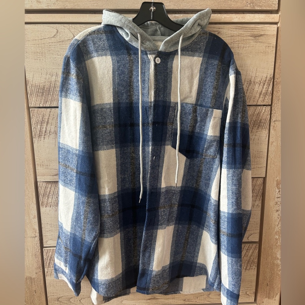 NWOT
Men’s button up plaid shirt with hoodie